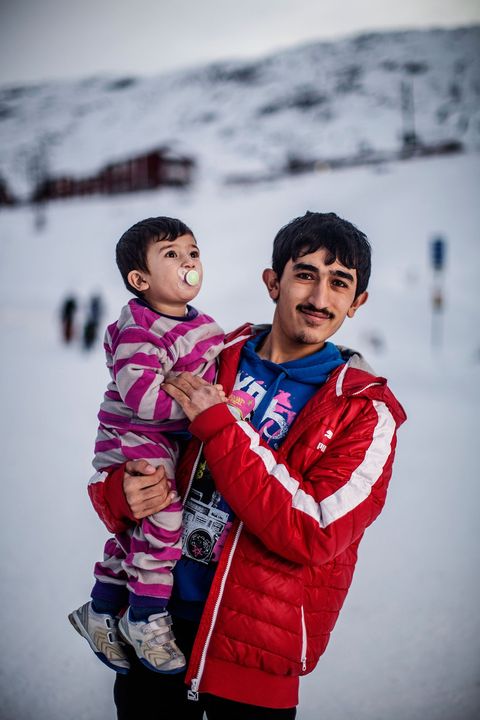 Mohammed Ashamed uit Syri kwam met zijn dochter Amilo vanuit Aleppo naar Riksgrnsen