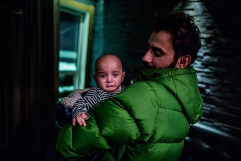 Mustafa Dagher 37 houdt zijn kind Nuha vast die waterpokken heeft opgelopen Verschillende kinderen hebben dit virus opgepikt