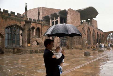Een vader en kind maken een wandeling in de regen naar de kathedraal van Coventry die grotendeels werd verwoest door bommen tijdens de Tweede Wereldoorlog Deze foto illustreerde een verhaal uit de editie van mei 1964 over het Engeland van Shakespeare