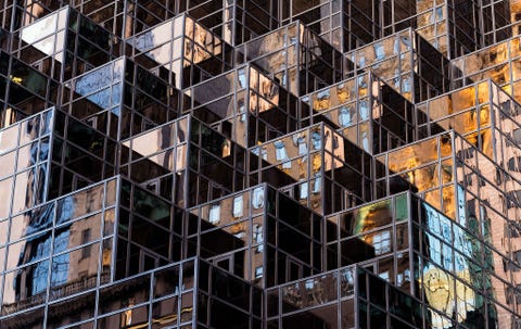 Het glas van een gebouw in Midtown Manhattan weerspiegelt het late middaglicht Midtown een van de grootste zakenwijken ter wereld staat bekend om beroemde gebouwen zoals het Empire State Building en het Chrysler Building