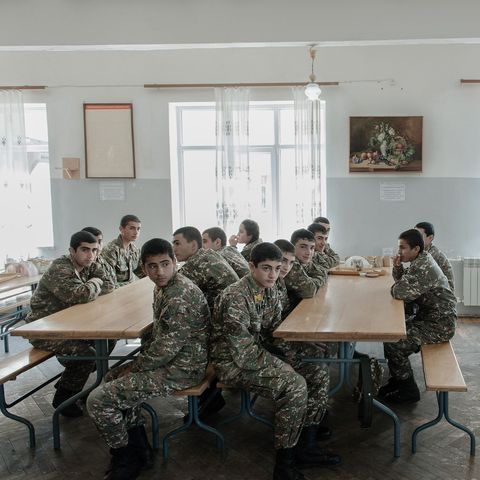 Op de militaire academie wachten jonge soldaten op het middageten