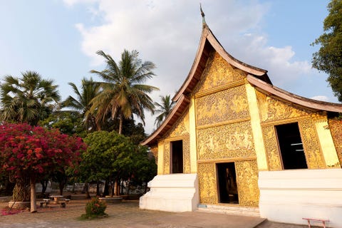 Wat Xieng Thong LaosWat Xieng Thong is een heilige plaats voor Laotiaanse kroningen en nieuwjaarsfeesten De naam kan worden vertaald als gouden stad of vuurboom De tempel is elegant gelegen boven de Mekongrivier Het glinsterende gekleurde mozaek op de achterste muur beeldt de thong of levensboom af De indrukwekkende daken in Luang Prabangstijl buigen naar het einde toe omhoog om kwade geesten te vangen