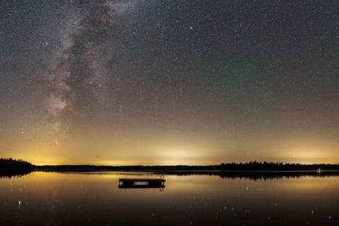 WASHINGTON MAINEFotograaf Babak Tafreshi doet iedere zomer mee aan de Maine Astronomy Retreat waarbij het effect van de lichtkoepels van de plaatsen in de buurt te zien is op de zichtbaarheid van de sterren en het leven van wilde dieren Het spookachtige vogelgeluid van een duiker dat de stilte doorbreekt is fantastisch vooral onder een sterrenhemel vertelt hij