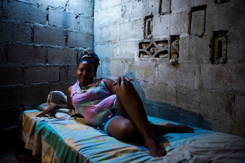 De 27jarige Marcela Morales thuis in haar bed