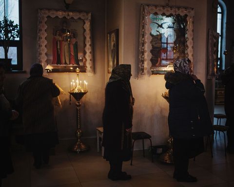 Vrouwen wonen de avondmis bij in een kerk in het stadje CeadrLunga