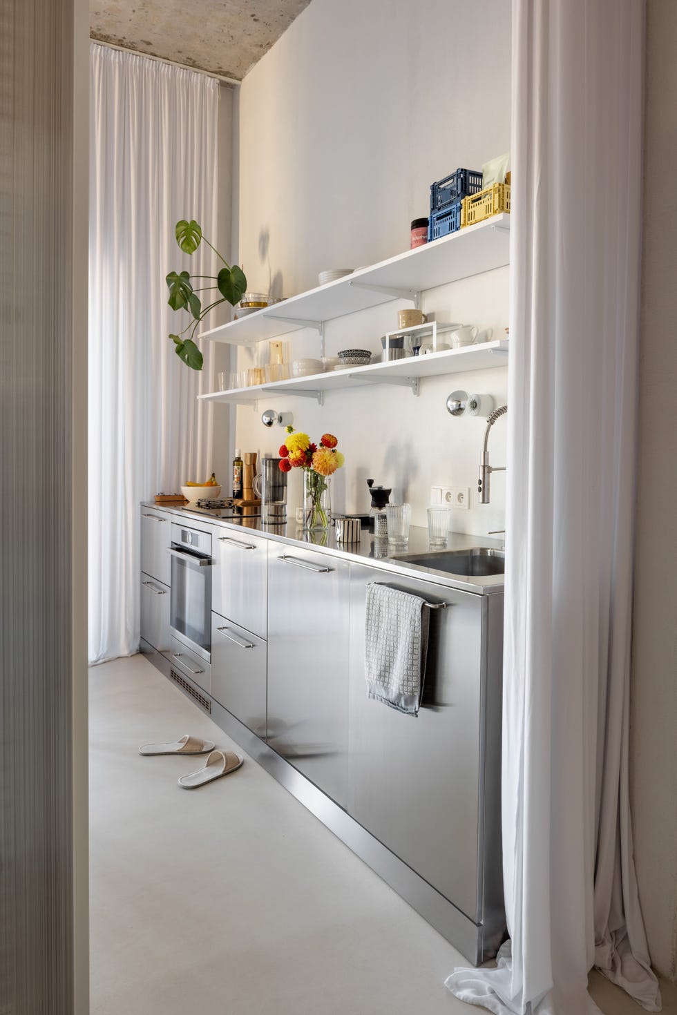 este apartamento gana mas de 17 metros habitables gracias a la altura de los techos y soluciones ingeniosas