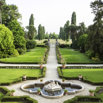 Garden, Estate, Fountain, Botanical garden, Tree, Building, Reflecting pool, Palace, Architecture, Park, 