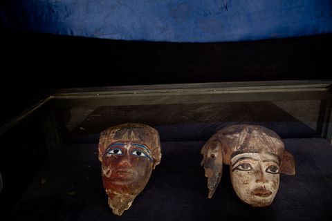 Een dodenmasker voor een nog onbekende man uit het graf dat bekendstaat als Kampp 150 waar ook een in linnen gewikkelde mummie werd ontdekt