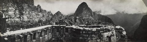 Halfronde toren en muren in Machu Picchu