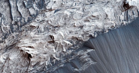 Melas Chasma is het breedste gedeelte van de Valles Marineris de grootste canyon van het zonnestelsel