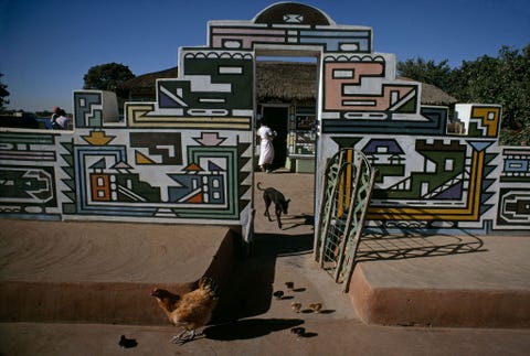 Een kleurrijke ingang leidt naar een huis in KwaNdebele ZuidAfrika in 1986 De kunstenaar Danisile Ndimande schilderde het zelf zonder hulp van schetsen of plannen