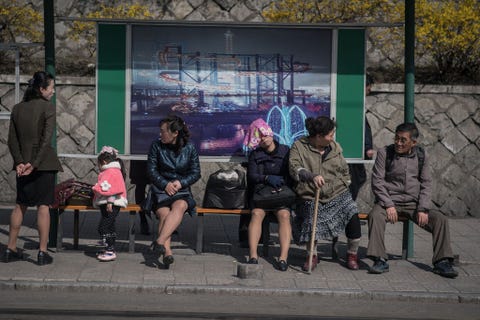 Op een foto die op maandag 10 april 2017 werd genomen wachten passagiers bij een bushalte in Pyongyang