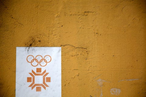 Het logo van de Olympische Winterspelen in Sarajevo in de Zetrahal in 2013