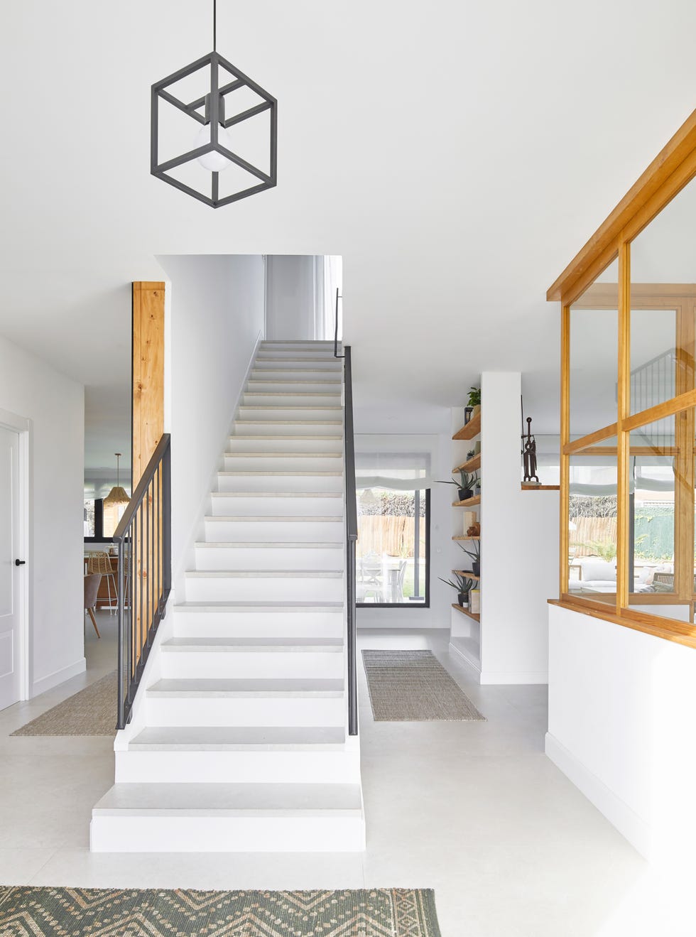 escalera con lámpara de techo