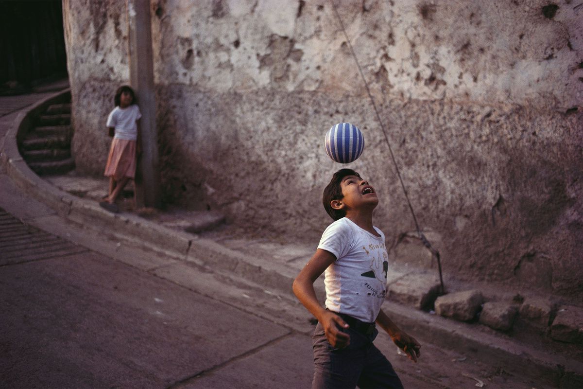 In Tegucigalpa Honduras oefent een jongetje zijn balvaardigheid op straat De populariteit van de sport heeft tot de ontwikkeling van talloze varianten geleid waaronder straatvoetbal en 7x7voetbal