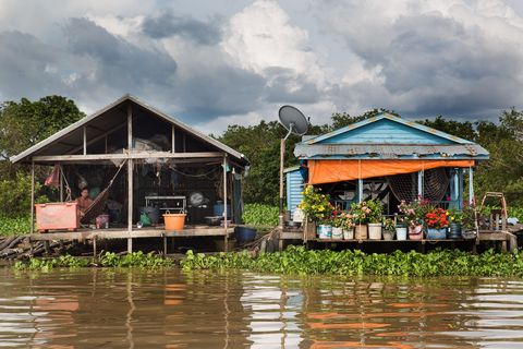 Twee drijvende huizen op het Tonl Sapmeer