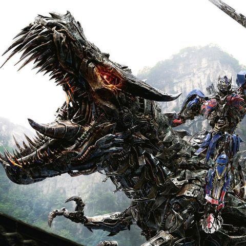 Optimus Prime monta un dinosaurio en una escena de Transformers Age of Extinction