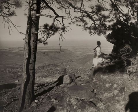 Een vrouw kijkt uit over de Tahosa vallei in Colorado Tijdens de Grote AfroAmerikaanse volksverhuizing zochten vele AfroAmerikaanse vrouwen naar geluk in het Noorden en Westen