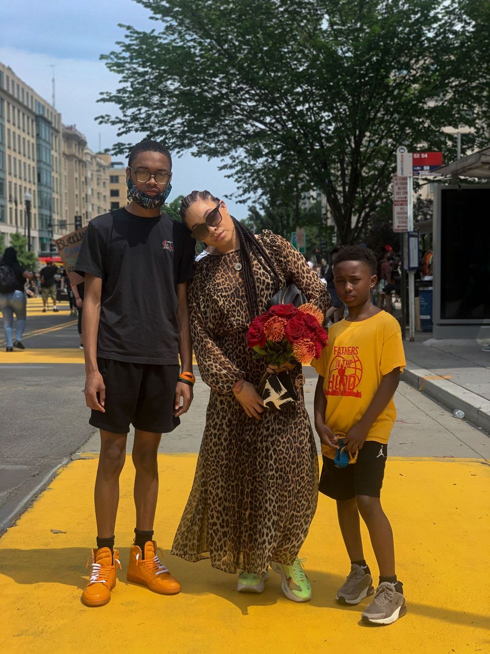 Nia Stewart kwam naar Washington DC om te protesteren met mijn bloemen en mijn kinderen om positieve energie mee te brengen