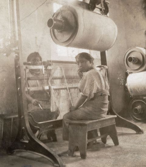 In een katoenfabriek in Cantel Guatemala werken inheemsGuatemalteekse vrouwen aan een weefgetouw 1910