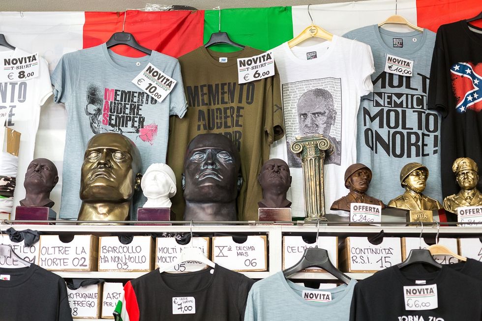 Deze Tshirts zijn te koop in het winkeltje Tricolore in Predappio de geboorteplaats van Mussolini Het winkeltje is gespecialiseerd in fascistische memorabilia waaronder bustes van Mussolini