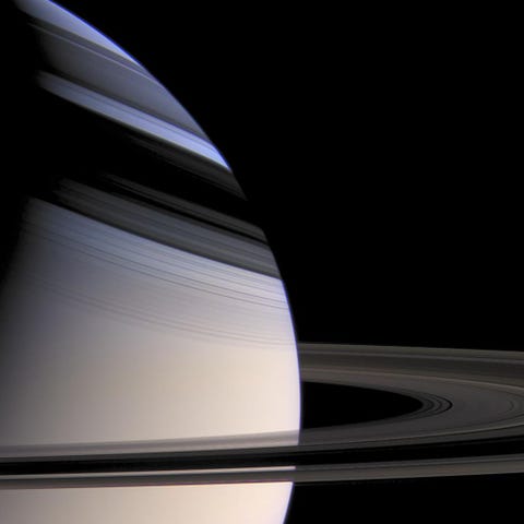 Cassini maakte dit portret van Saturnus met de omarmende schaduw van zijn eigen majestueuze ringen