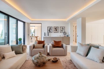 una casa en benahavís málaga con una decoración inspirada en el mar mediterráneo y un estilo fresco y acogedor