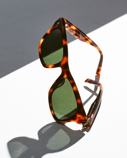 the green lenses and tortoiseshell frames only enhance the classic good looks﻿