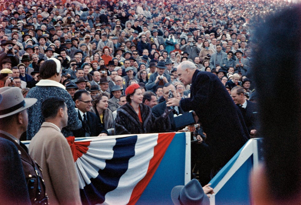 905302 Tijdens het American footballduel in het Byrd Stadium tussen Maryland en North Carolina in College Park Maryland krijgt koningin Elizabeth II op 19 oktober 1957 aandenkens van verschillende persoonlijkheden uitgereikt De koningin wilde tijdens haar bezoek aan de VS per se een American footballwedstrijd bijwonen