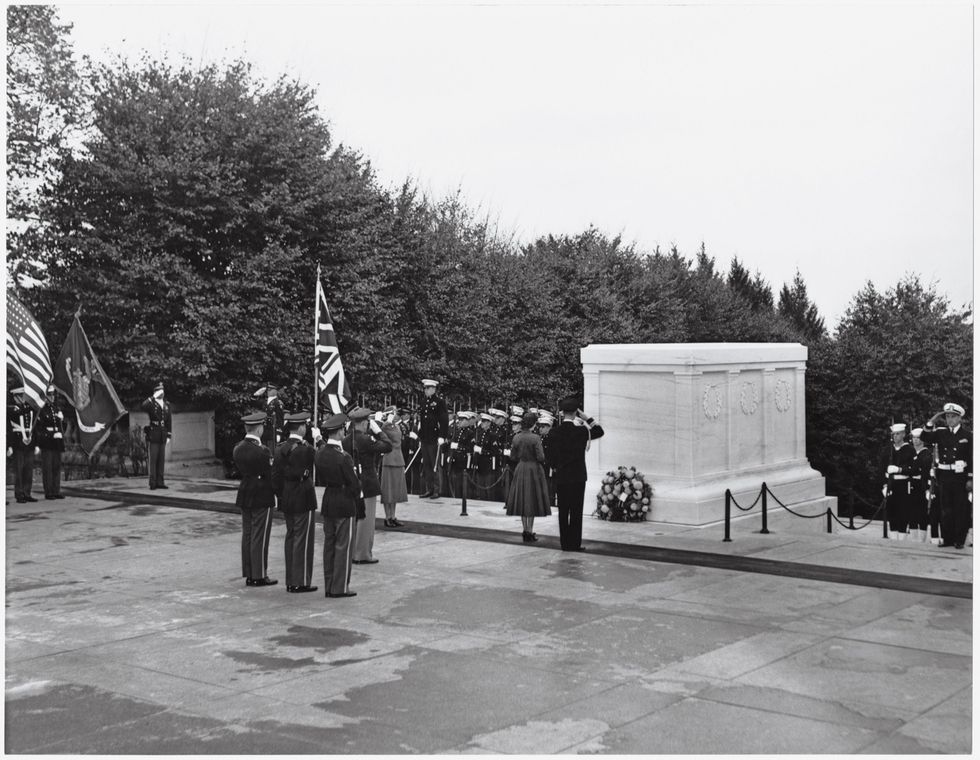 Rond 1951 leggen kroonprinses Elizabeth en haar man Philip een krans op het Graf van een Onbekende Soldaat op het Arlington National Cemetery In 1957 bezocht ze de VS opnieuw ditmaal als koningin