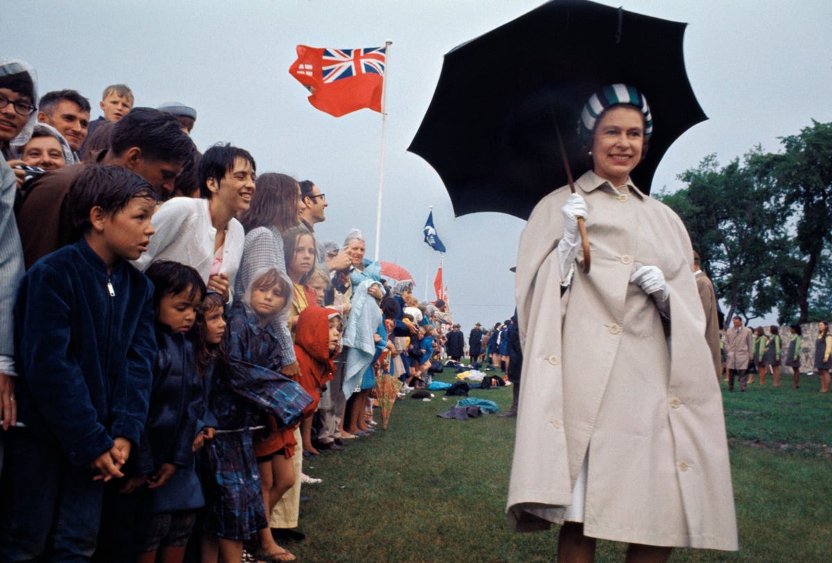 In 1970 woont koningin Elizabeth II in Winnipeg Manitoba een officile viering bij Canada werd pas in 1982 onafhankelijk van GrootBrittanni Geschat wordt dat op het hoogtepunt van het Britse Rijk een vierde van de wereldbevolking onderdaan van de Britse kroon was Gedurende de regeerperiode van de Queen slonk het territorium van het rijk van 70 naar 16 landen