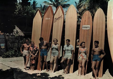 In 1937 poseren surfers voor hun surfplanken in Honolulu Hawa In de jaren dertig werden deze planken gemaakt van hout en konden ze 45 kilo wegen