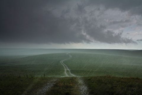 Een zware onweersstorm treft de Flint Hills in Strong City Kansas Kansas is een van de Amerikaanse staten die in de Tornado Alley liggen