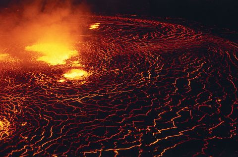 In de Halemaumaukrater van de Kilauea was lange tijd een lavameer te bewonderen Maar toen de vulkaan in 2018 uitbarstte liep het meer leeg en verdween volledig Een jaar later kwam daarvoor een merkwaardig fenomeen in de plaats een vijvertje Wetenschappers denken dat het meertje is gevormd door water dat vanuit de aarde opwelt