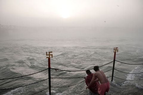 Tijdens de Kumbh Mela baden vrome hindoes in de Ganges ze geloven dat de rivier hun zonden zal wegwassen