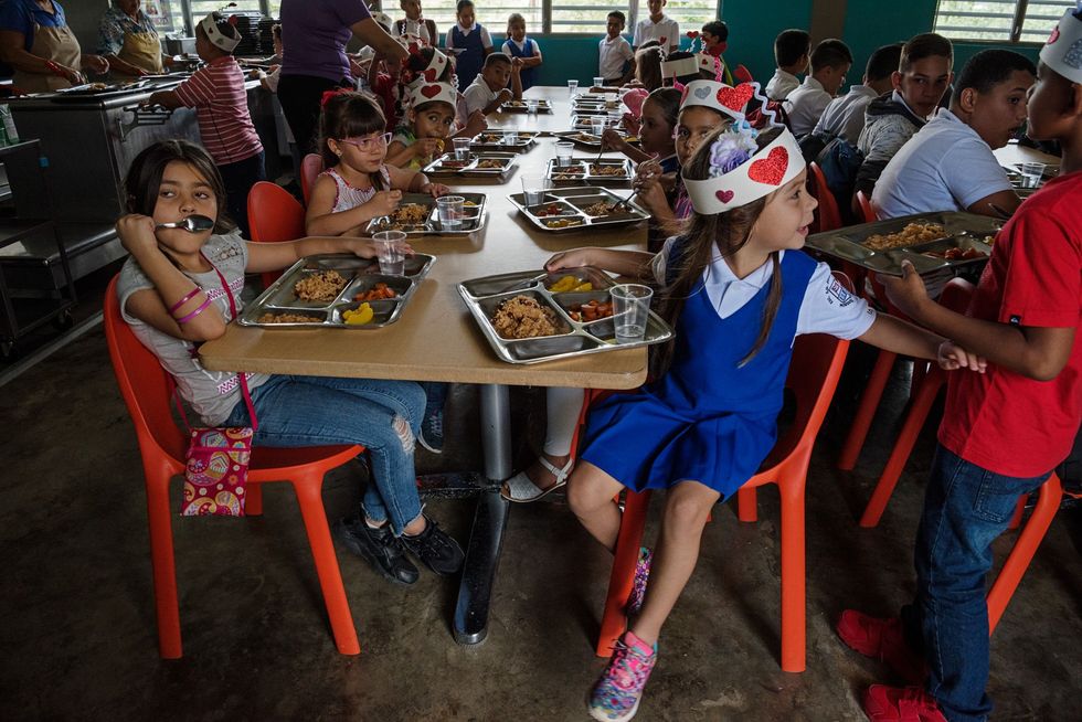 In het centrale hoogland van Morovis eten leerlingen van de Jose R Barrerasschool de middaglunch in een donkere kantine Het gebied wacht al vijf maanden op het herstel van de elektriciteitsvoorziening