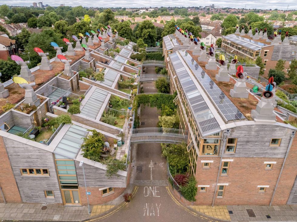 Twee ZuidLondense ondernemingen verenigen stedelijk vernuft met duurzaamheid BedZED was in 2002 een van de eerste ecodorpen Door het innovatieve ontwerp verbruiken de honderd woningen weinig energie Ook wekken ze zelf zonneenergie op