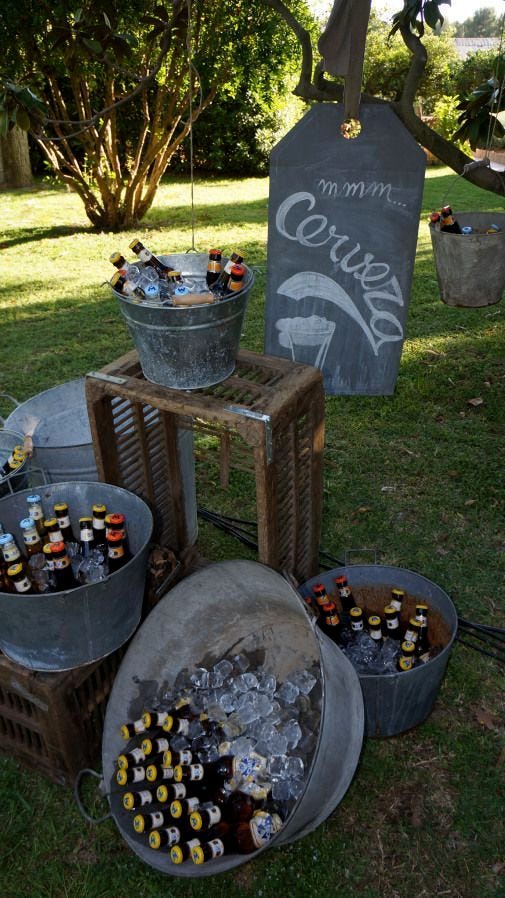 cubos de cinc con bebida fresca jardín