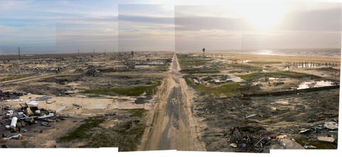 Deze foto uit een editie van National Geographic uit 2006 laat de verwoesting zien die orkaan Rita aanrichtte in Holly Beach in Louisiana De vakantiebestemming werd compleet met de grond gelijk gemaakt