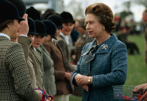 De koningin staat bekend om haar liefde voor paarden en mist de Britse Derby van Epsom nooit zeker niet als een van haar eigen racepaarden meedoet Hier staat ze in 1979 te praten met jeugdige springruiters bij Windsor Castle