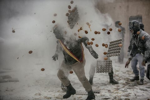 Ieder jaar op 28 december barst er een enorm voedselgevecht los in het Spaanse stadje Ibi  bloem eieren en rotjes vliegen door de lucht