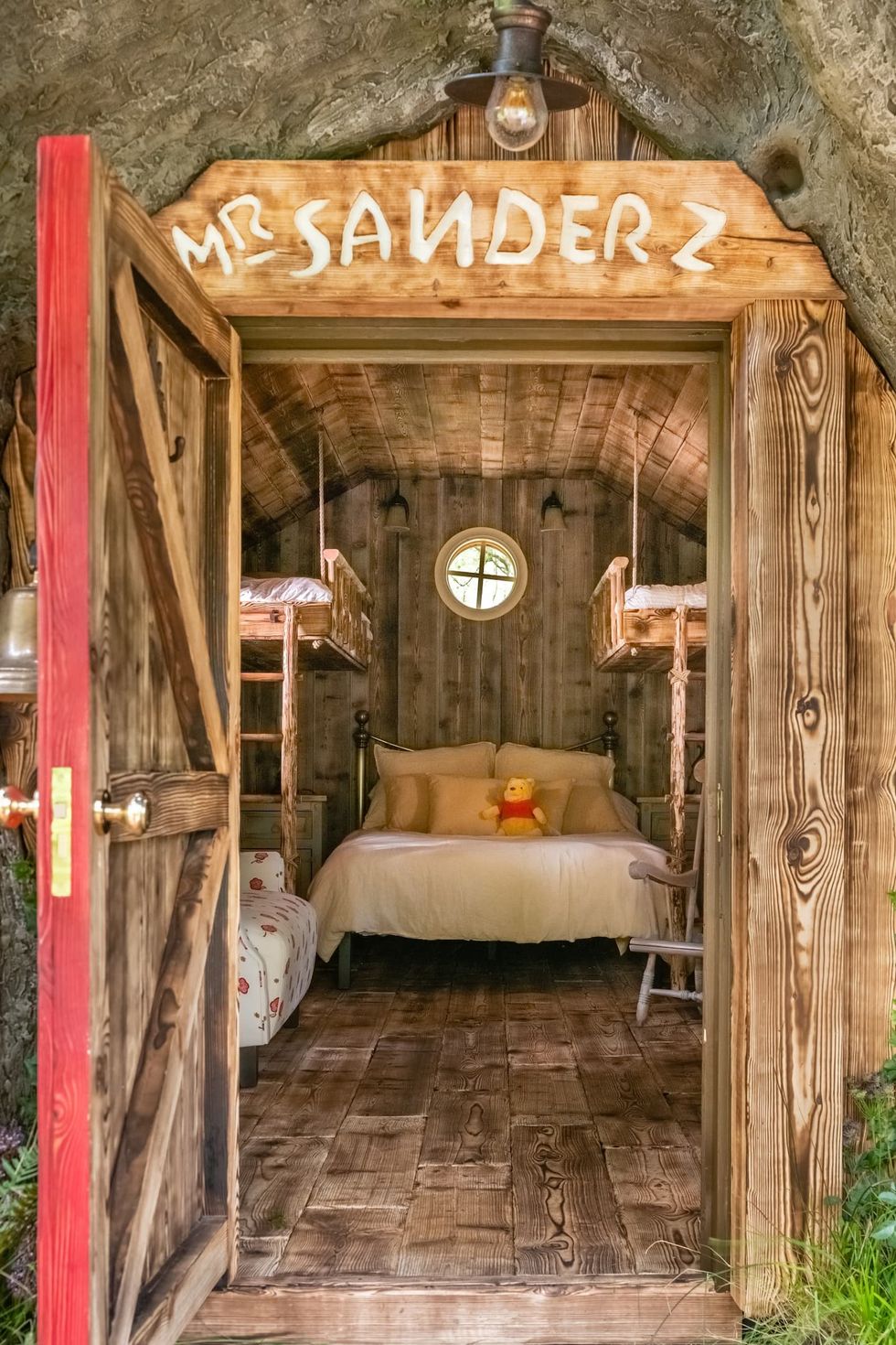 迪士尼攜手airbnb打造「小熊維尼的家」，經典樹屋造型、維尼的蜂蜜罐，想入住你還要遵守維尼家規！