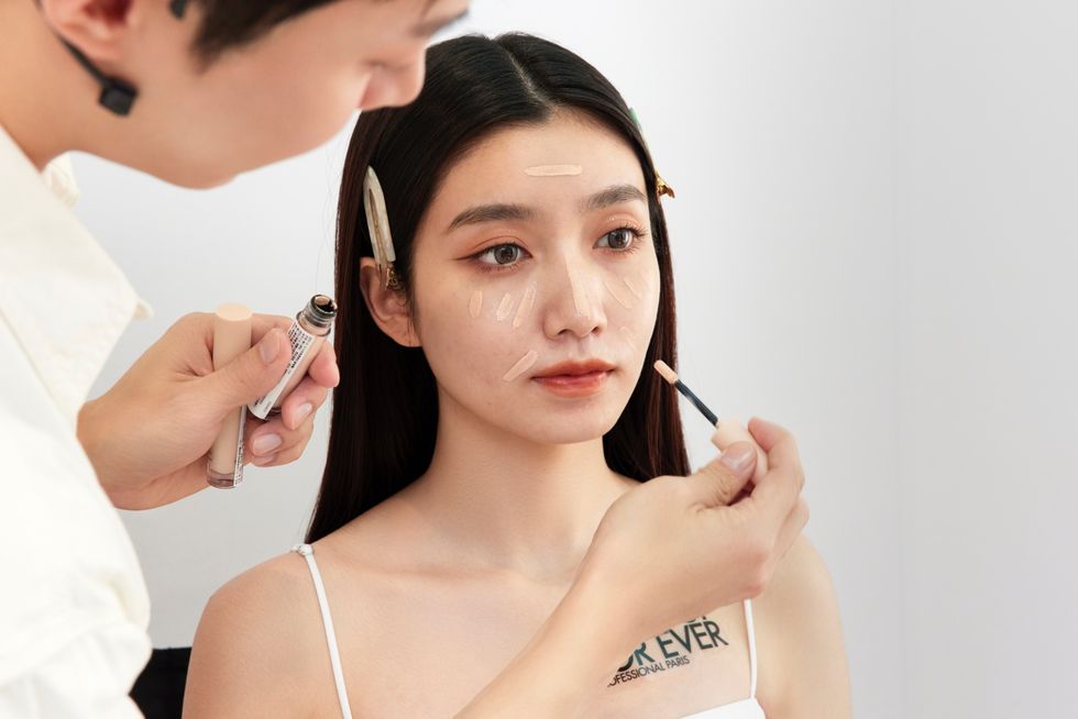 韓國彩妝師親授1＋1底妝技巧！先遮瑕後粉底上妝步驟打造自然裸透妝容