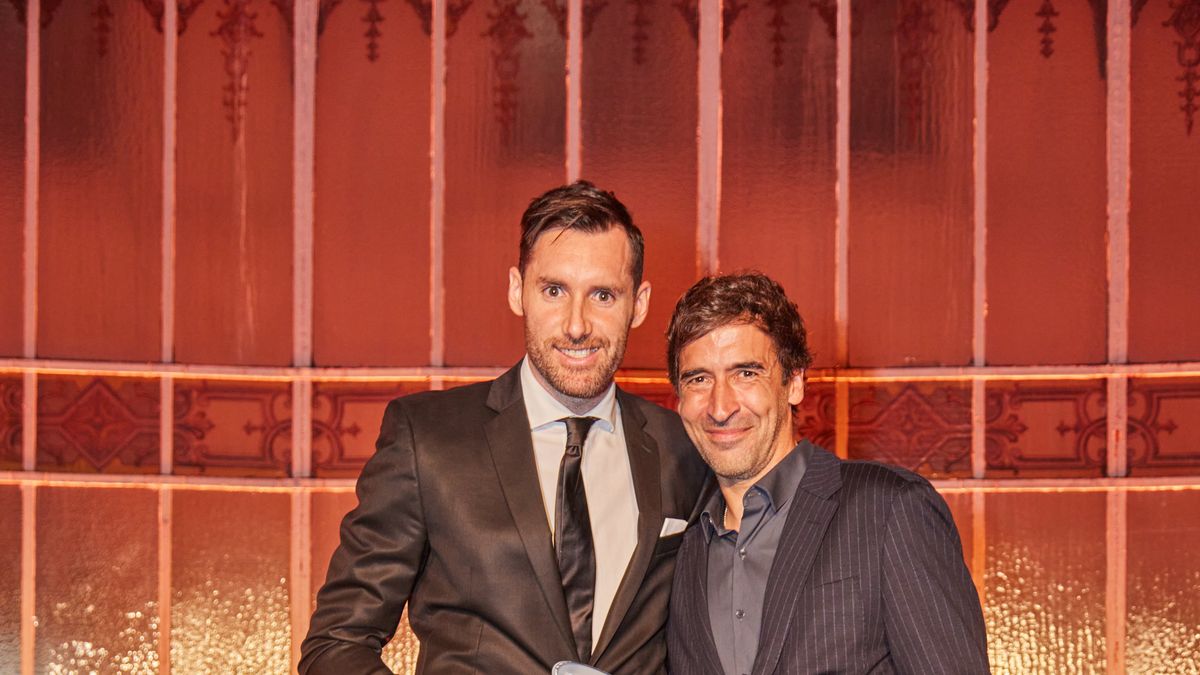 preview for Raúl entrega a Rudy Fernández el Premio Hombre del Año del Deporte