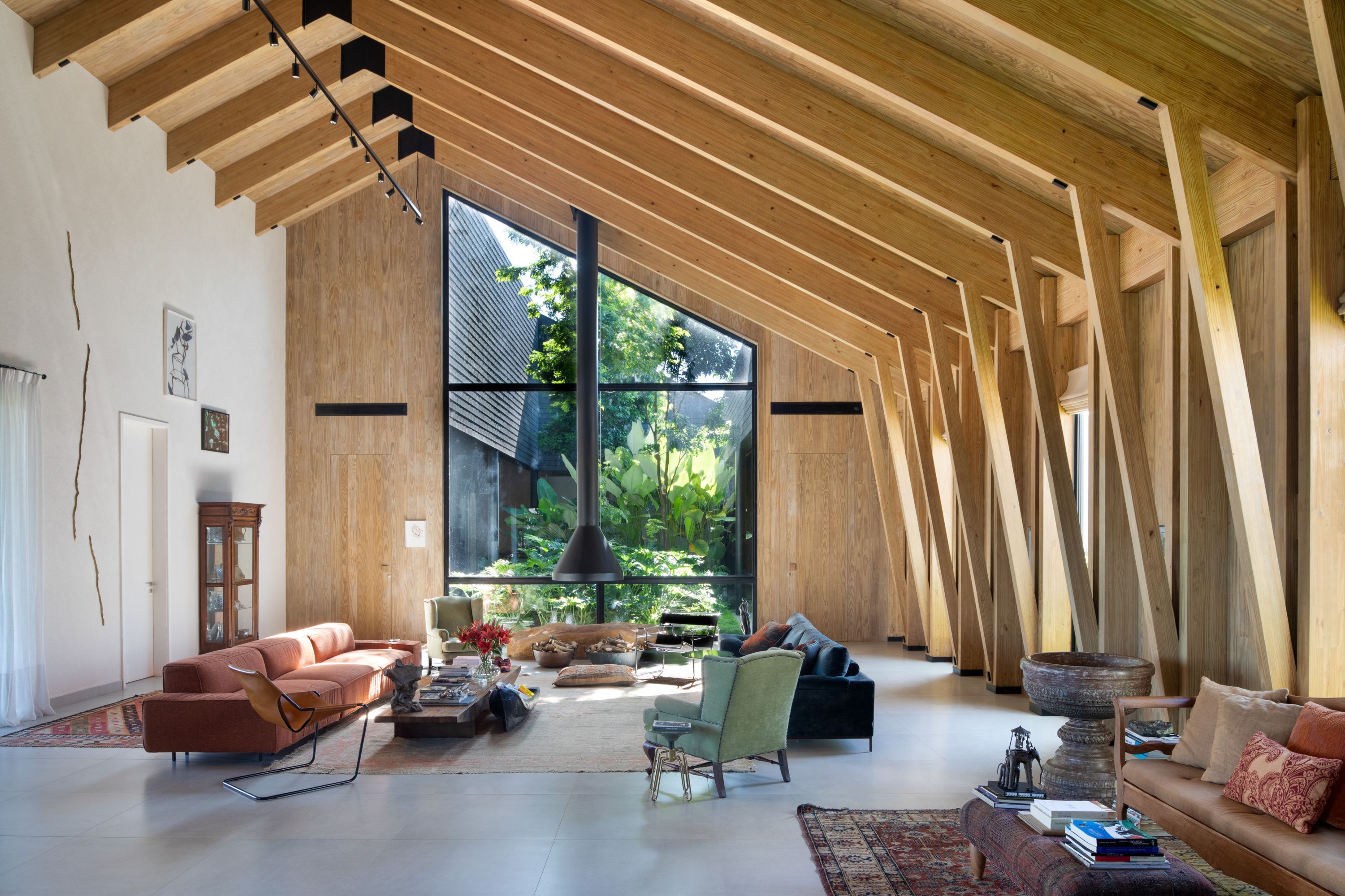 Casa Tradicional, Con Muebles Rústicos De Madera E Iluminación