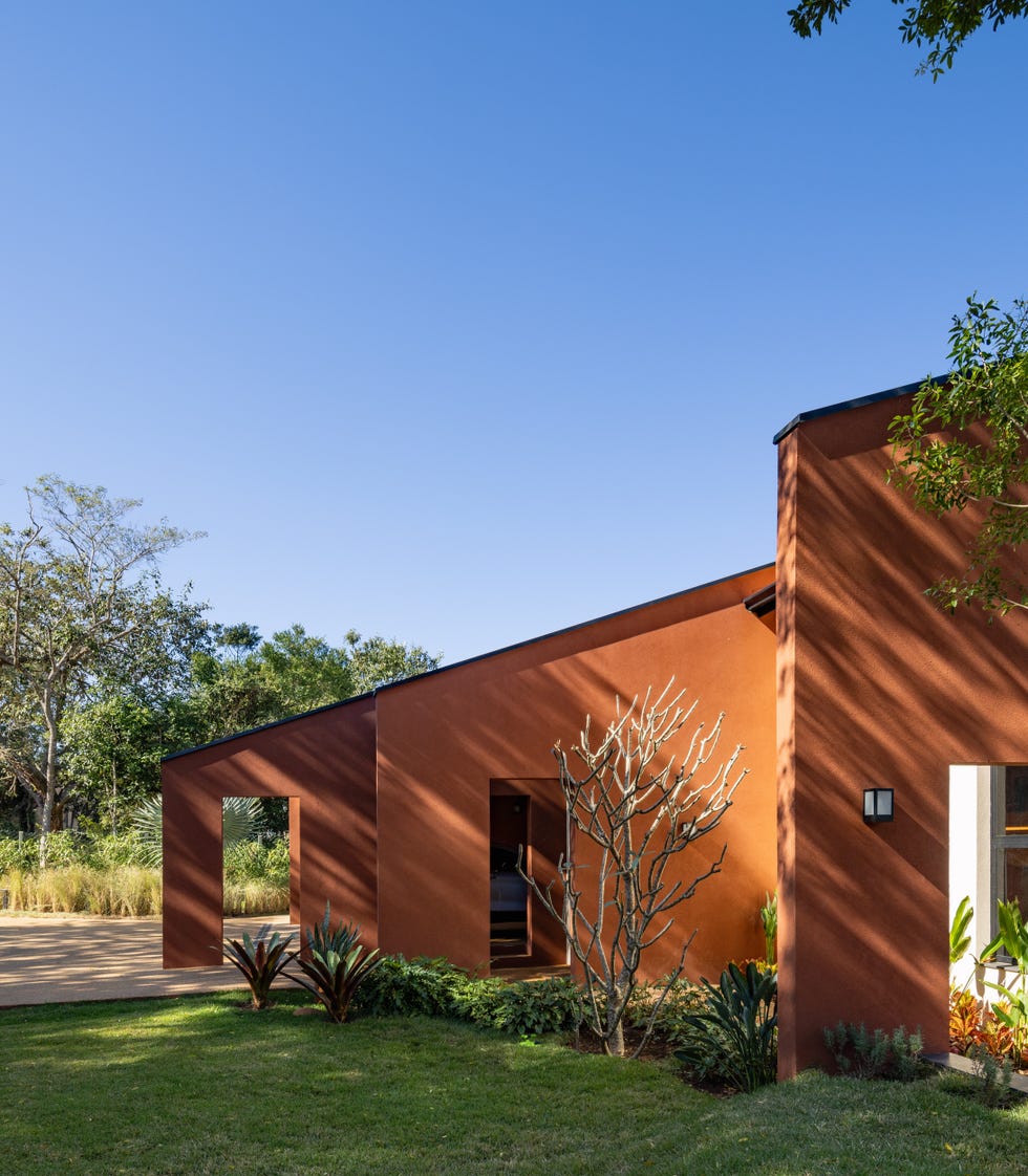 casa roja de los 90 de vivienda convencional de espacio pequeños a abrirse al paisaje