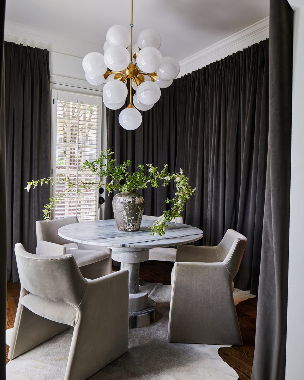 lineas elegantes, piezas de diseno y sobre todo el negro definen este proyecto que desafia las normas