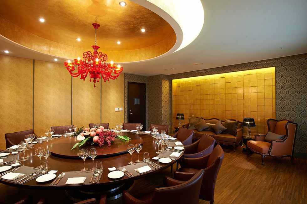 Room, Interior design, Building, Restaurant, Ceiling, Dining room, Function hall, Table, Furniture, Banquet, 