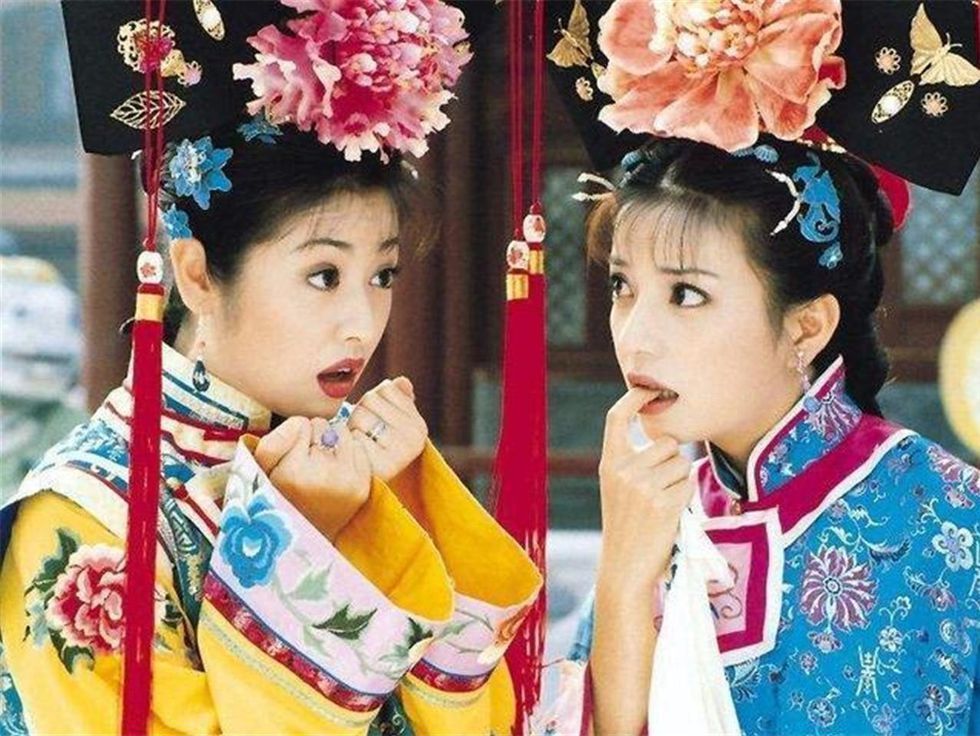 Kimono, Shimada, Yellow, Hairstyle, Tradition, Costume, Plant, Peking opera, Fashion accessory, Flower, 