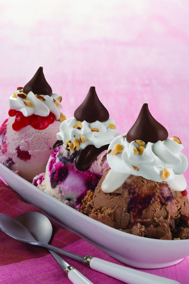 Dish, Food, Cuisine, Frozen dessert, Frozen yogurt, Ice cream, Dessert, Ingredient, Whipped cream, Sundae, 